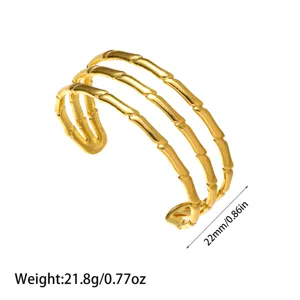 Detalle del ancho de 22mm y el peso de 21,8g de este brazalete de bambú en oro de 18K.