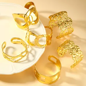 Sammlung von mit 18 Karat Gold beschichteten Edelstahl-Armreifen mit Textur-Designs