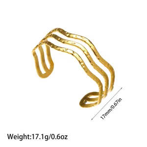 Brazalete de onda de acero inoxidable chapado en oro de 18K con medidas detalladas
