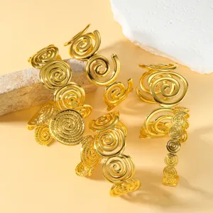 Vista detallada de pulseras en espiral de acero al titanio bañadas en oro de 18 quilates