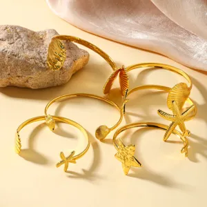 Detalle de los elegantes brazaletes de acero inoxidable bañados en oro de 18 quilates