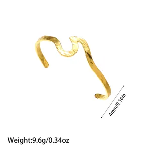 Detalle del brazalete ondulado chapado en oro de 18K con medidas de peso y dimensiones