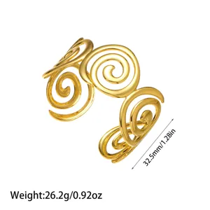 Vista detallada del brazalete de espiral en acero de titanio chapado en oro de 18K con medidas