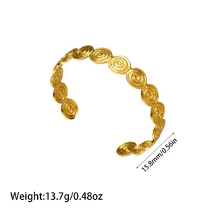 Vista detallada de un brazalete de espiral en acero de titanio chapado en oro de 18K