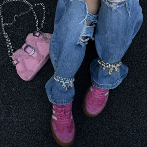 Ensemble de bracelets de cheville cœur et perle avec baskets roses et jean troué