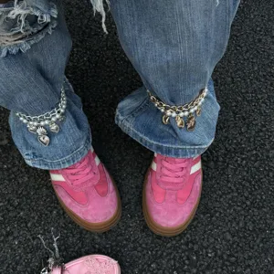 Détail rapproché de bracelets de cheville en perles portés avec des baskets roses