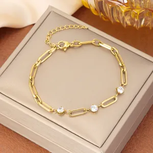 Primer plano de una pulsera de cadena dorada con brillantes detalles de circón