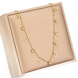 Collier élégant en acier titane doré avec cœurs et pierres dans un coffret cadeau