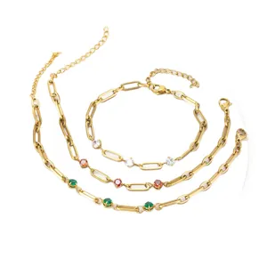 Set de pulseras de cadena de acero de titanio dorado con circonitas redondas de colores.