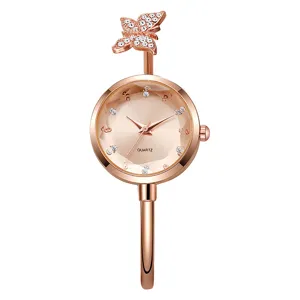 Detailansicht der roségoldenen Schmetterlings-Armbanduhr mit eleganten Kristallakzenten