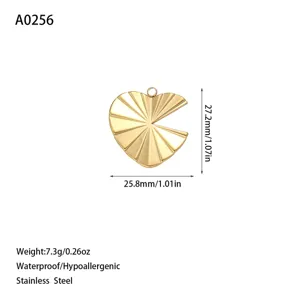 Dettagli sulle dimensioni e sul materiale per il ciondolo a cuore in acciaio inox oro 18K.