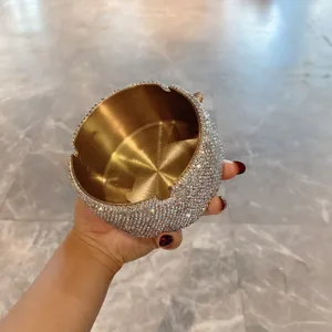 Détail de cendrier en acier inoxydable avec strass étincelants, accessoire rond chic.