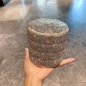 Vue détaillée de la boîte à bijoux pivotante en strass, idéale pour bagues et petits accessoires.