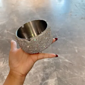 Gros plan détaillé du cendrier en strass scintillant, design incrusté de cristaux, décor élégant.