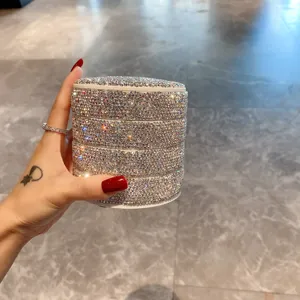 Gros plan sur la boite a bijoux rotative en strass scintillants, detail de rangement.