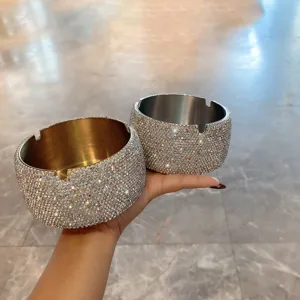 Gros plan détail cendrier strass en acier inoxydable de luxe, cristaux scintillants, déco.
