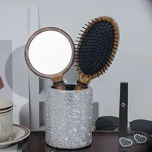 Nahaufnahme eines luxuriösen, mit silbernen Strasssteinen besetzten Make-up-Pinselhalters