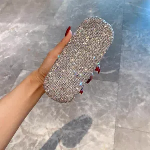 Luxus glitzerndes Strass Brillenetui Detailansicht, edle Box für modische Alltagsnutzung.