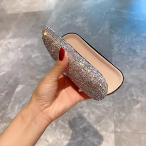 Detailansicht eines glitzernden Strass-Brillenetuis, luxus schimmernde Aufbewahrungsbox.