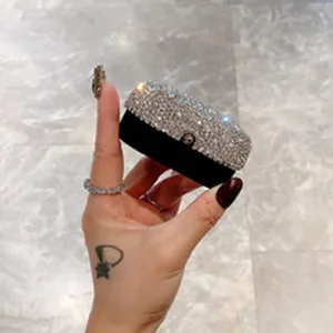 Detailansicht einer luxuriösen mit Strass besetzten nachfüllbaren Sprühflasche in der Hand