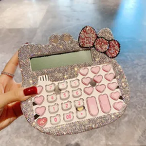 Detailansicht eines funkelnden Hello Kitty Taschenrechners mit rosa herzförmigen Tasten