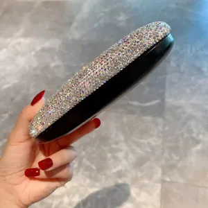 Nahaufnahme eines luxuriösen brillenetuis mit strassbesitz, funkelnde kristalldetails.
