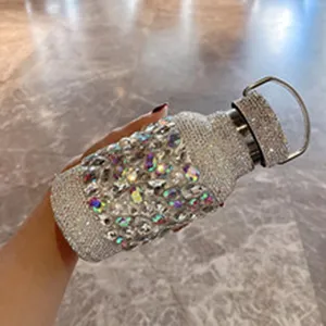 Luxuriöse, mit Strass Steinen besetzte Sprühflasche mit bunten Edelsteinen und Griff