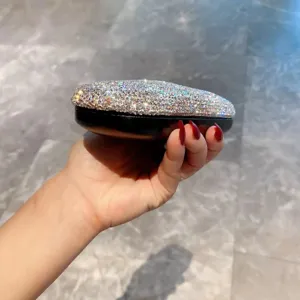 Glänzendes Strass-Brillenetui im Detail, luxuriöse tragbare Aufbewahrungsbox für Alltag.