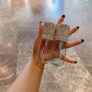 Detailansicht von luxuriösen Strass-Sprühflaschen für Parfüm oder Kosmetik auf Reisen