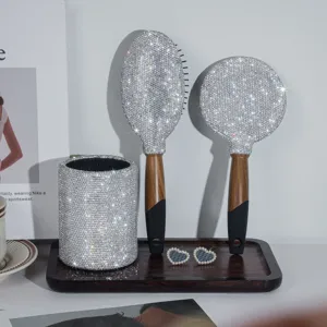 Luxus Strass Frisierkommode Haarbürste Set mit Aufbewahrungsbehälter und Holzmaserung.