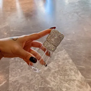 Nahaufnahme einer luxuriösen, mit Strass besetzten Sprühflasche für feinen Nebel, Reiseset.