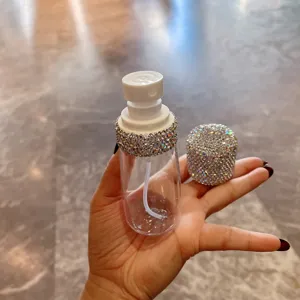 Detailansicht einer luxuriösen, mit Strass verzierten Sprühflasche für feinen Nebel