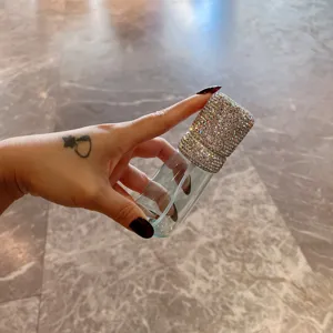 Detaillierte Ansicht einer luxuriösen, mit Strass besetzten Sprühflasche aus Glas.