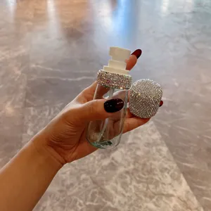 Detail der luxuriösen mit Strass besetzten Sprühflasche mit schimmernder Kristallkappe.