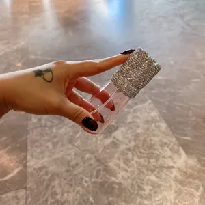 Nahaufnahme einer luxuriösen, mit Strass besetzten Sprühflasche für feinen Nebel