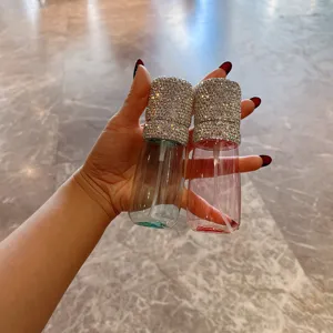 Detailansicht der luxuriösen Sprühflaschen mit Strasssteinen für Make-up-Wasser