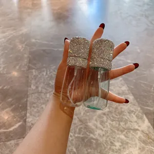 Luxuriöse Detailansicht von klaren Sprühflaschen mit funkelnden Strass-Verschlüssen
