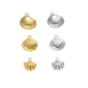 Vue détaillée de diverses breloques de coquillages dorés et argentés aux styles variés.