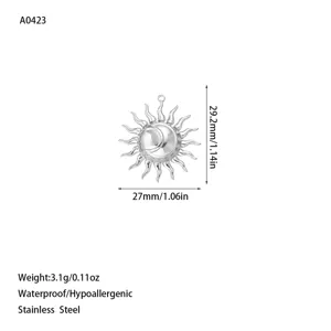 Dettaglio tecnico del ciondolo sole e luna in acciaio inossidabile con dimensioni e peso