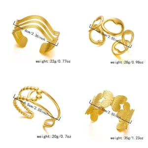 Vista dettagliata di diversi bracciali a polsino dorati con peso e dimensioni