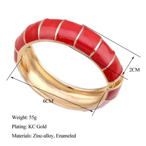 Detailansicht des rot emaillierten Armreifs mit 6 cm Durchmesser und 2 cm Breite