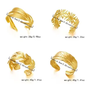 Quattro bracciali a polsino dorati con dimensioni e specifiche di peso indicate