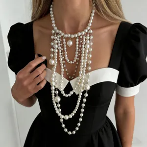 Elegante collar de perlas barrocas de varias capas sobre un vestido negro estilo francés