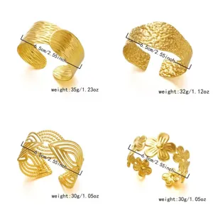 Dettaglio di quattro bracciali rigidi dorati con indicazione di dimensioni e peso