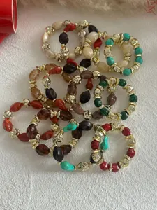 Nahaufnahme von Retro-Armbändern mit unregelmäßigen Marmorperlen und gold CCB-Perlen