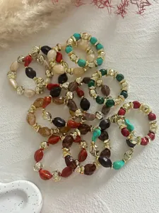 Nahaufnahme von Retro-Armbändern aus Acryl und goldenen CCB-Perlen mit Marmorierung