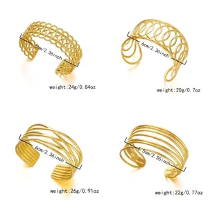Dettaglio con dimensioni e pesi di quattro bracciali rigidi in acciaio inossidabile dorato