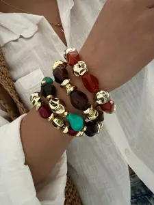 Nahaufnahme von retro-unregelmäßigen Armbändern aus Acryl und CCB-Perlen am Handgelenk