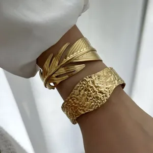Bracciale a Polsino Largo Aperto in Acciaio Inossidabile da Donna Oro Incrinatura d'Acqua Piuma Foglia Gioielli di Moda