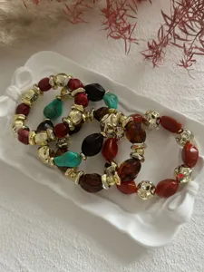 Detailansicht der Vintage-Acrylperlenarmbänder mit unregelmäßigen gefärbten Perlen